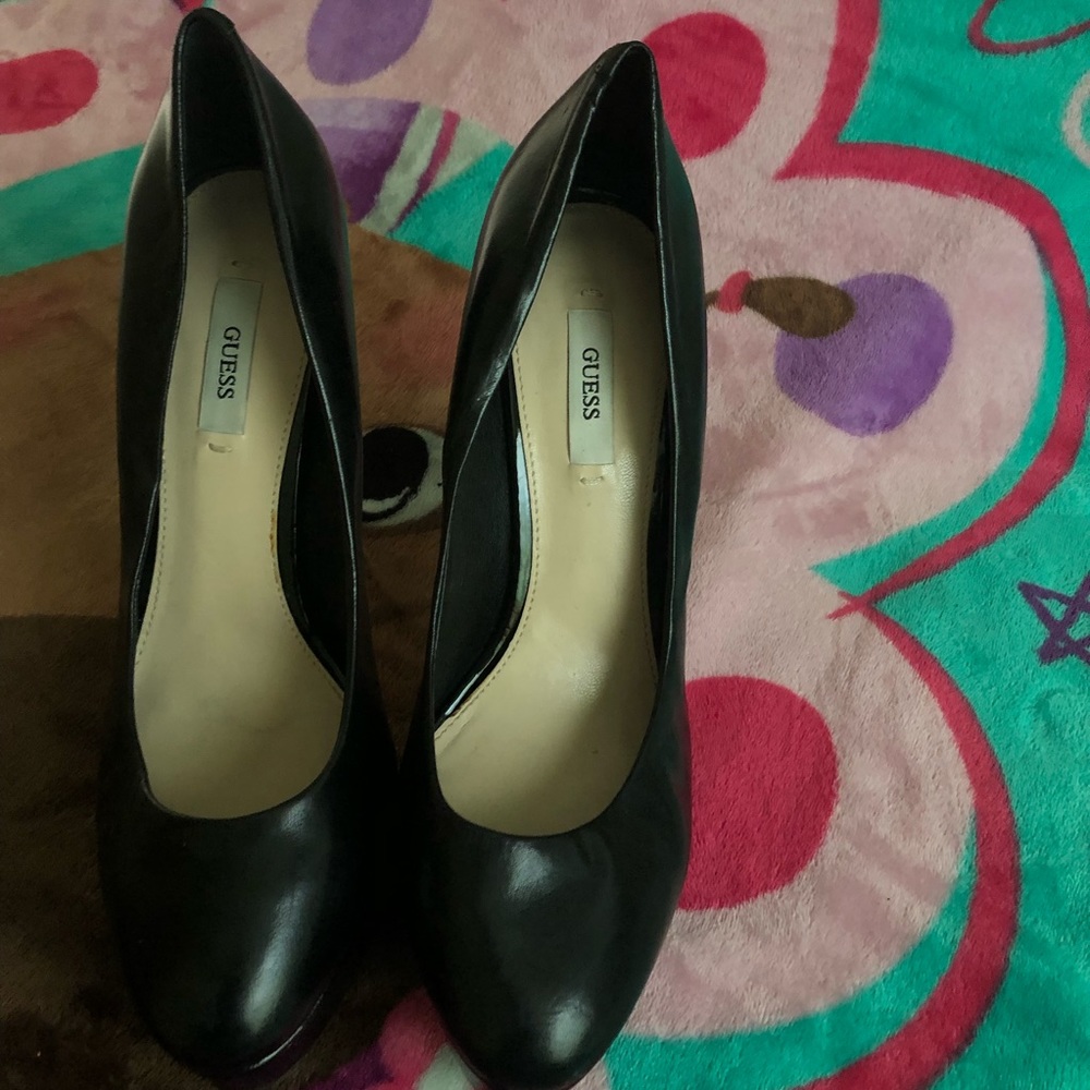 Black pumps